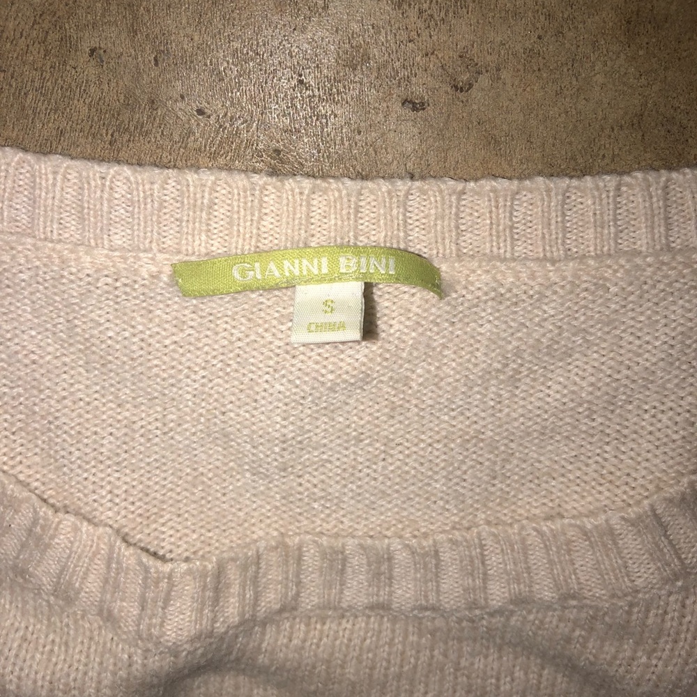 Sweater studded at the top